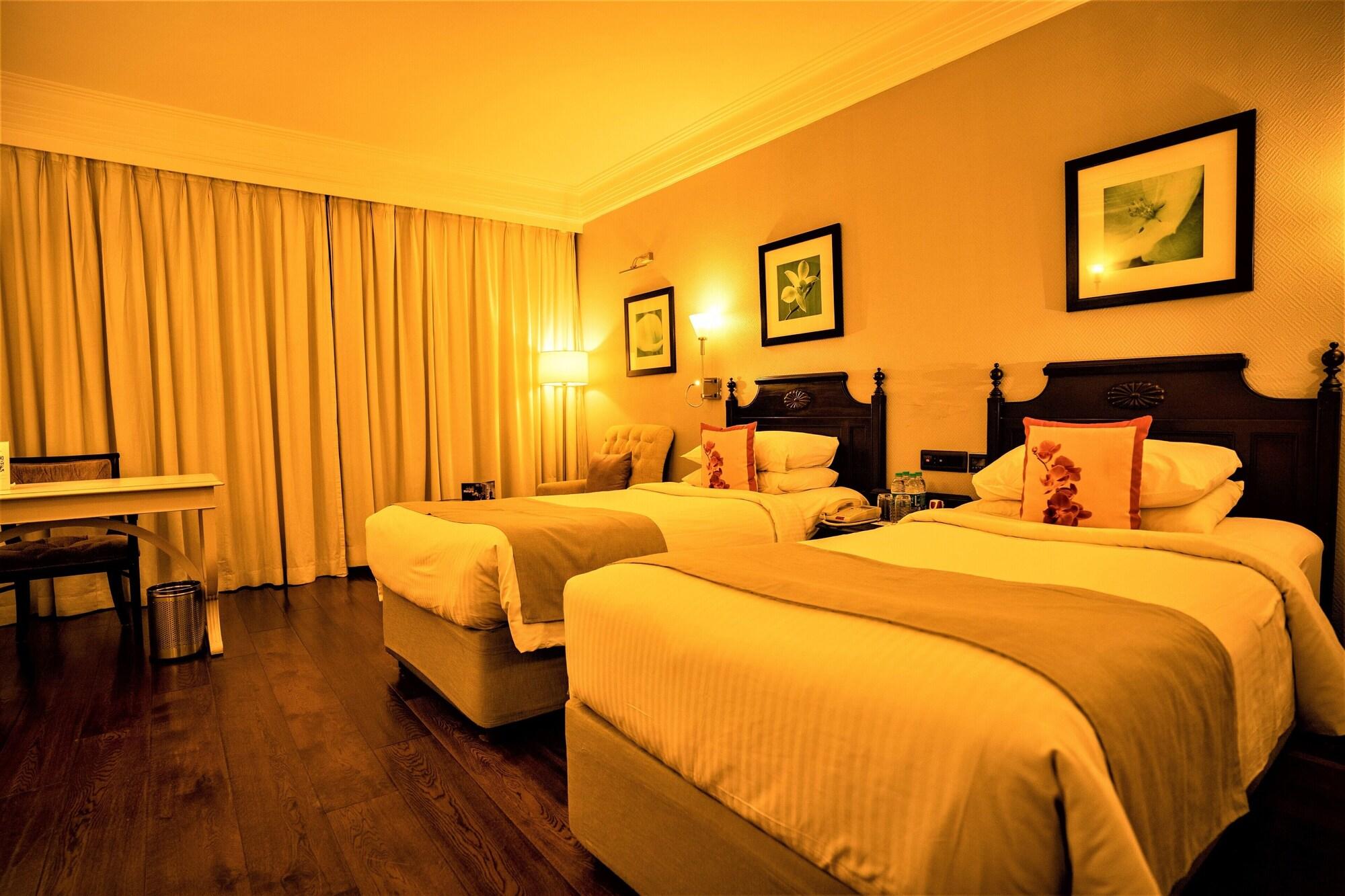 Hotel Royal Orchid Бангалор Экстерьер фото
