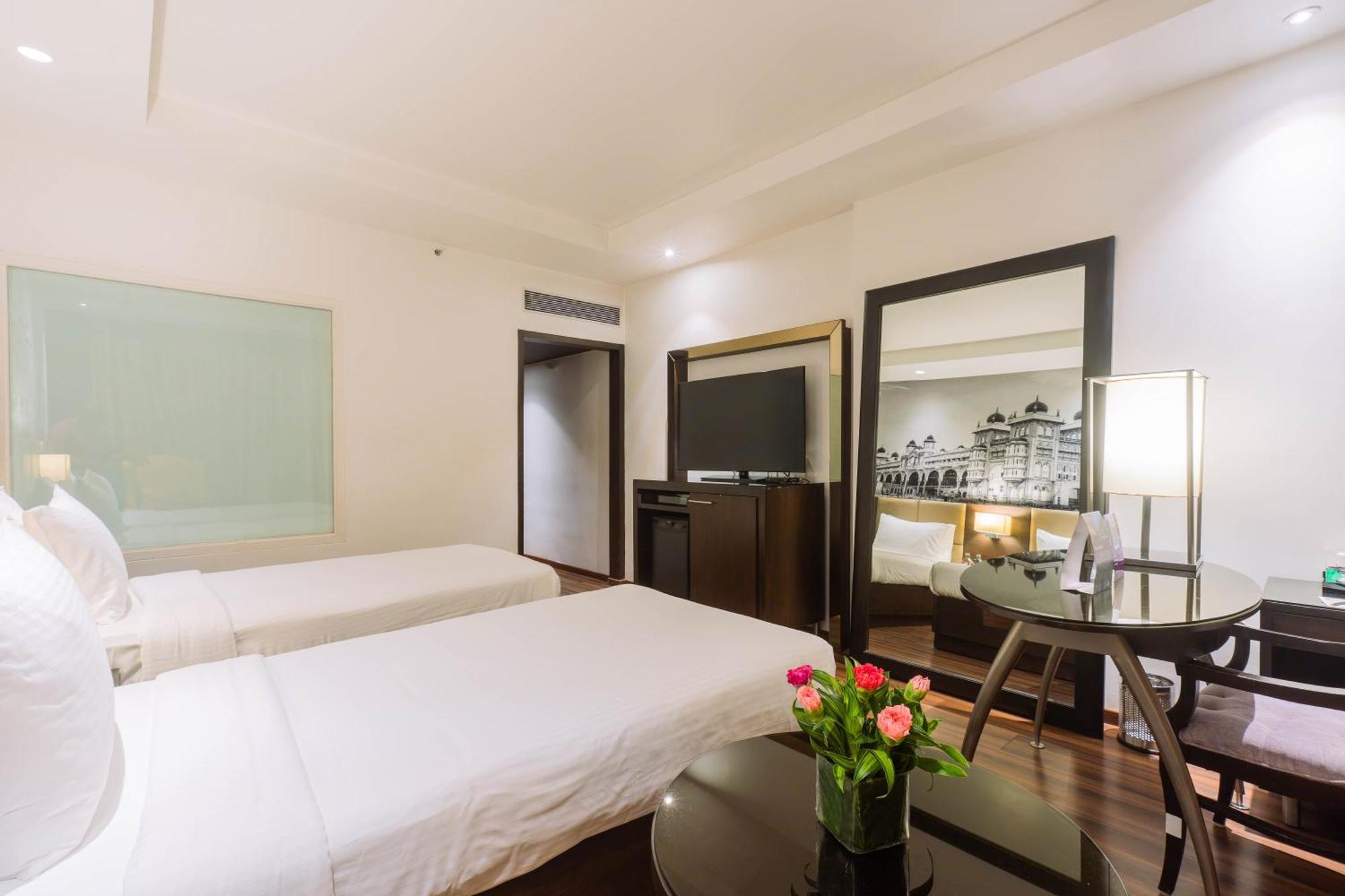 Hotel Royal Orchid Бангалор Экстерьер фото