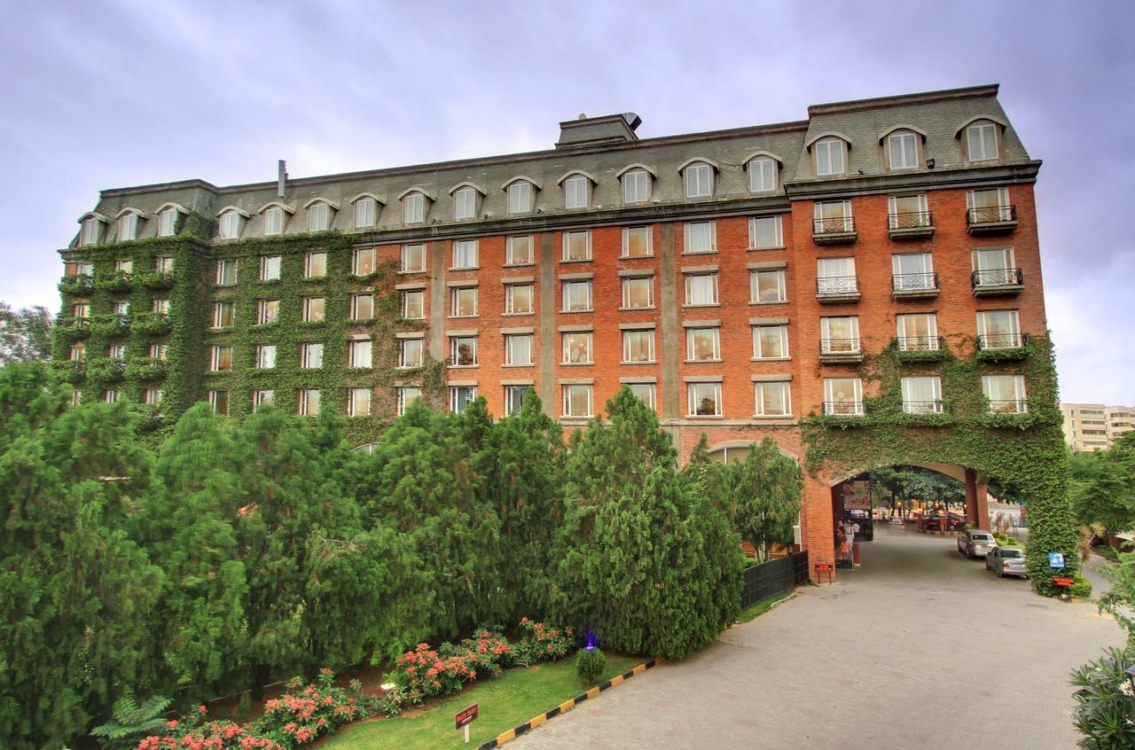 Hotel Royal Orchid Бангалор Экстерьер фото