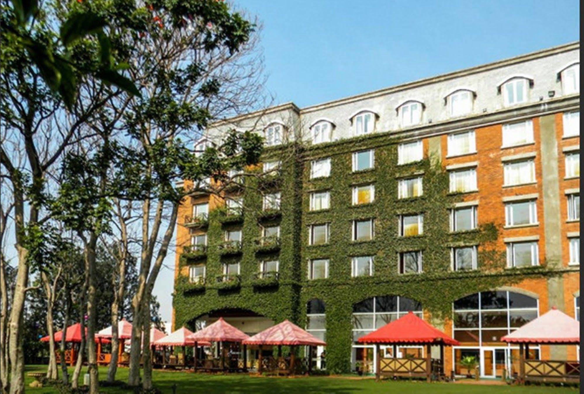 Hotel Royal Orchid Бангалор Экстерьер фото
